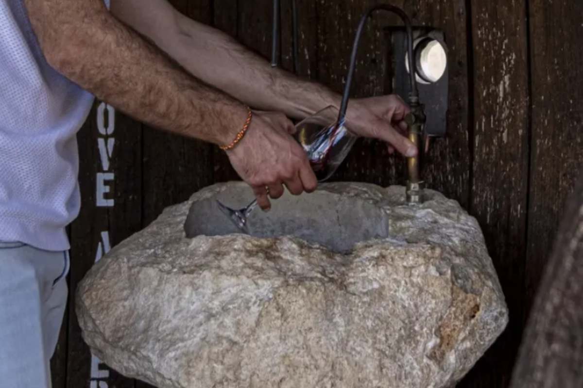 Fontana di vino in Abruzzo della cantina Dora Sarchese Vini