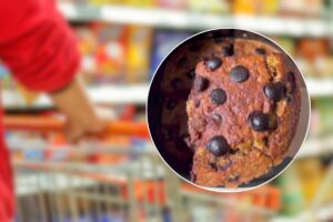 Dolce con gocce di cioccolato e nello sfondo un supermercato