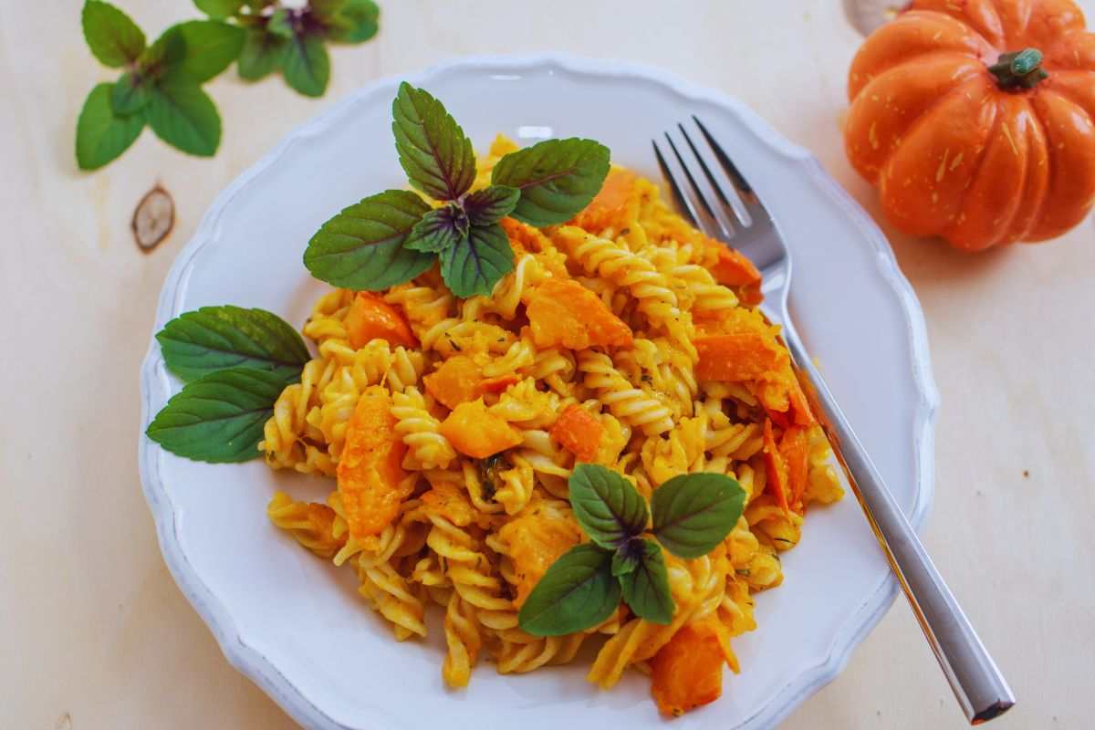un piatto di pasta con foglioline di menta