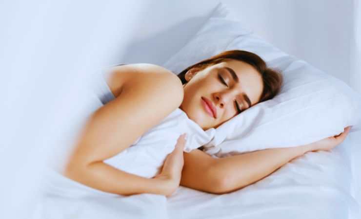 ragazza dorme