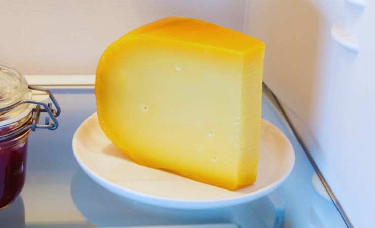 formaggio su un piattino