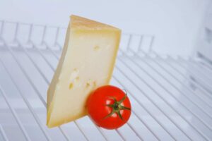 formaggio in frigo con un pomodorino