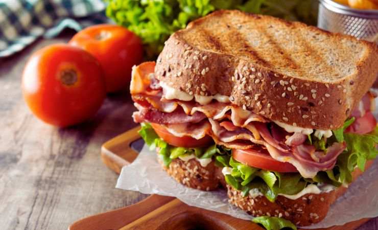 un panino e dei pomodori