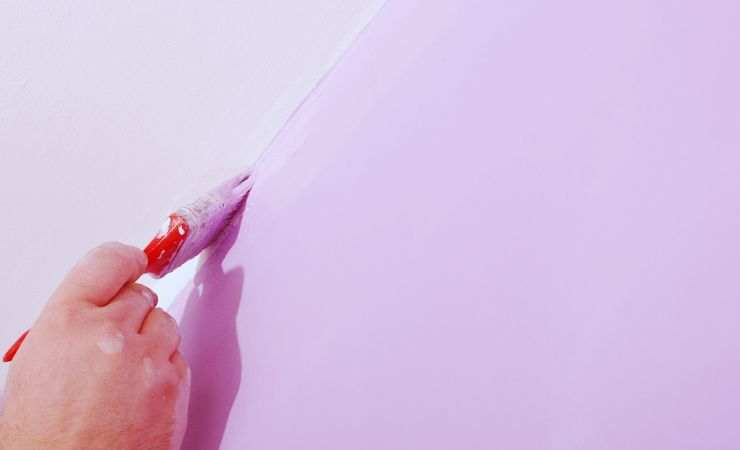 mano pittura di rosa una parete