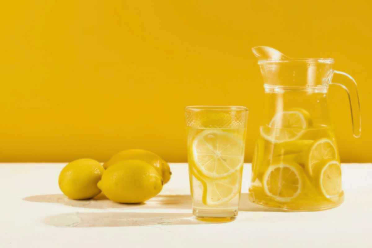 Bere acqua e limone al mattino: funziona davvero? Cosa sapere