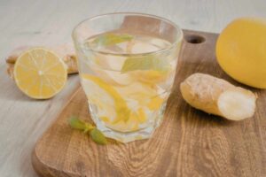 Bere acqua e limone al mattino: funziona davvero? Cosa sapere