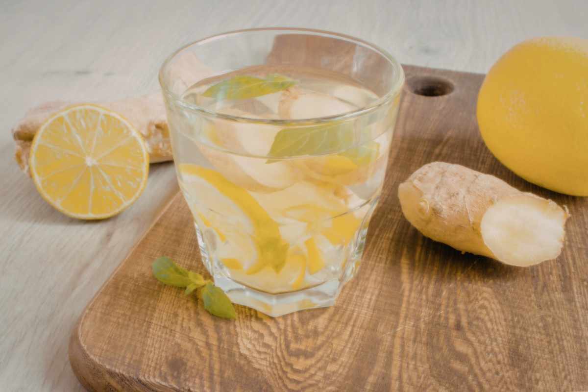 Bere acqua e limone al mattino: funziona davvero? Cosa sapere