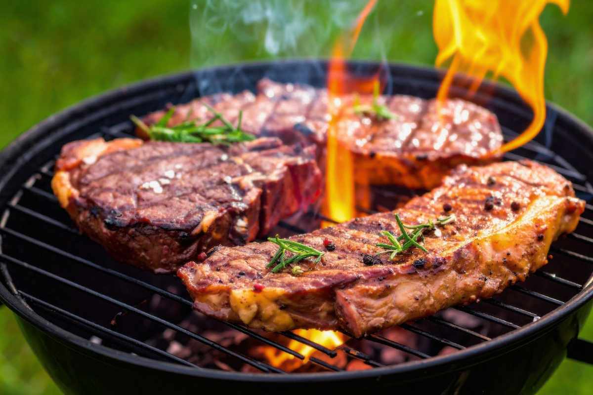 Carne alla griglia: l’errore che la rende dura senza che te ne accorga