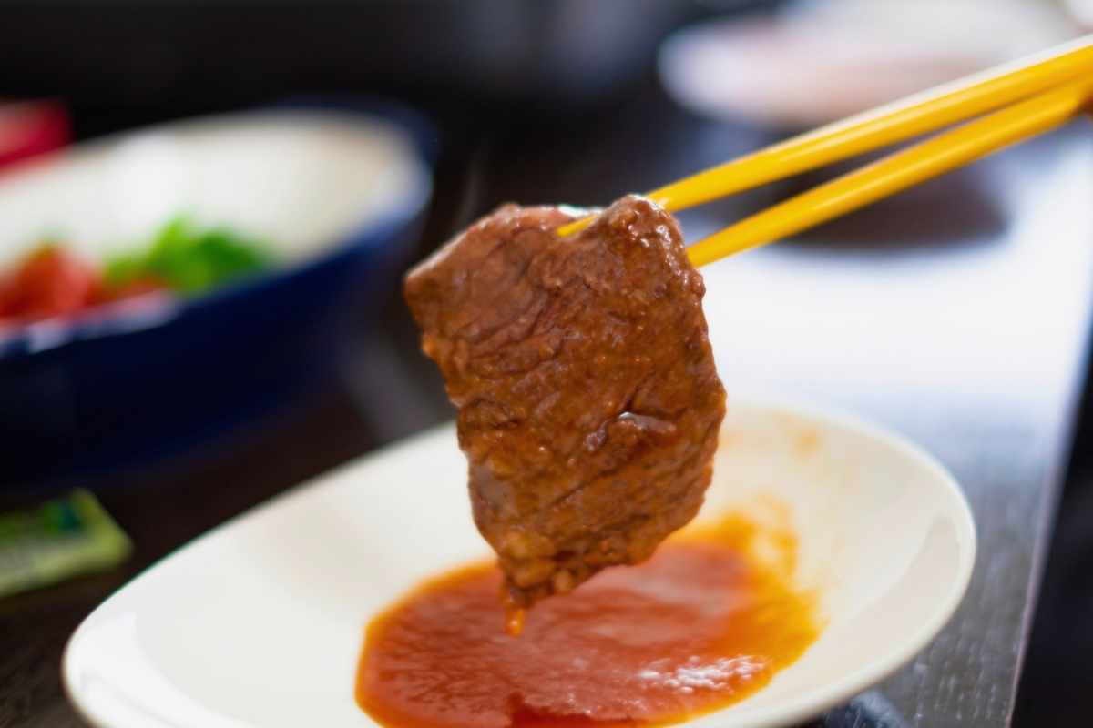 Carne alla griglia: l’errore che la rende dura senza che te ne accorga