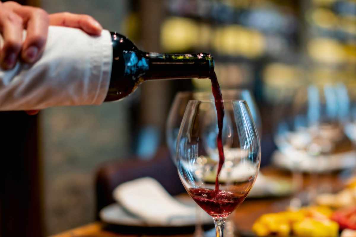 Il vino non va mai servito così: il dettaglio che cambia tutto