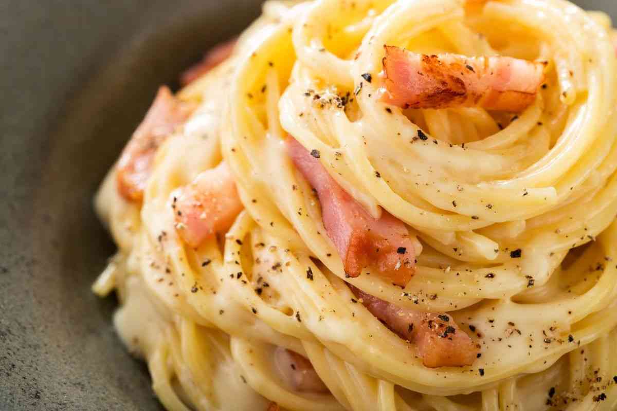 Carbonara con la salsiccia, rivoluzione o sacrilegio? Il piatto che divide l’Italia e non solo