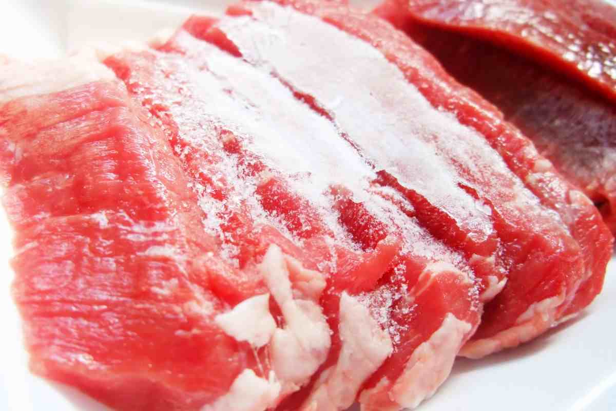 Carne congelata, puoi cucinarla subito? La verità che (quasi) nessuno ti dice