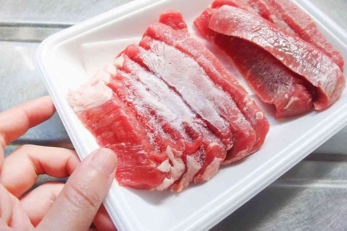 Carne congelata, puoi cucinarla subito? La verità che (quasi) nessuno ti dice