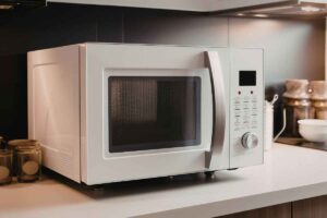 Microonde, lo stai usando davvero nel modo giusto? I consigli che possono cambiarti la cucina