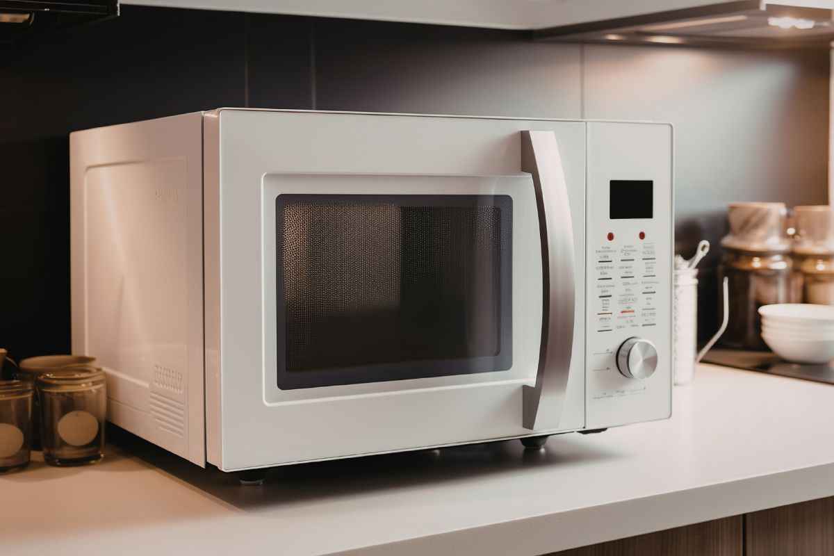 Microonde, lo stai usando davvero nel modo giusto? I consigli che possono cambiarti la cucina