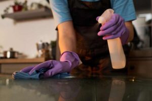 Polvere in casa, non è tutta uguale: ecco cosa cambia davvero da città a città